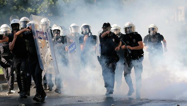 Полиция разгоняет демонстрантов в Стамбуле