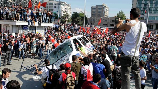Протестанты в Стамбуле переворачивают машину полиции