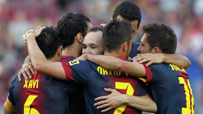 Футболисты Барселоны поздравляют Андреса Иньесту с забитым мячом в ворота Малаги
