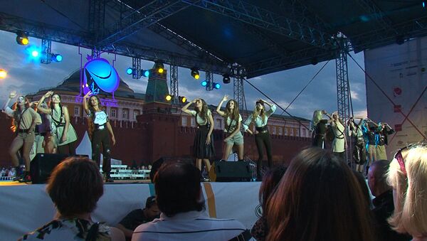 Девушки танцевали в трико и костюмах летчиц на конкурсе Мисс Москва-2013