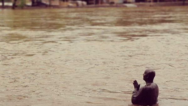 Статуя Будды под водой в результате наводнения в Праге