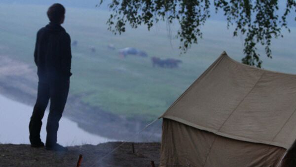 Турист у палатки