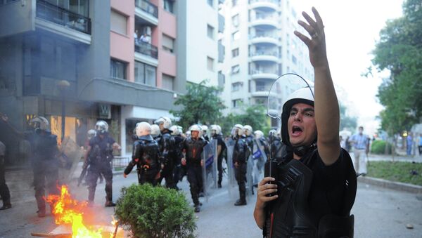 Столкновения демонстрантов и полицейских в Измире, Турция