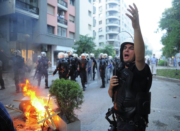 Столкновения демонстрантов и полицейских в Измире, Турция
