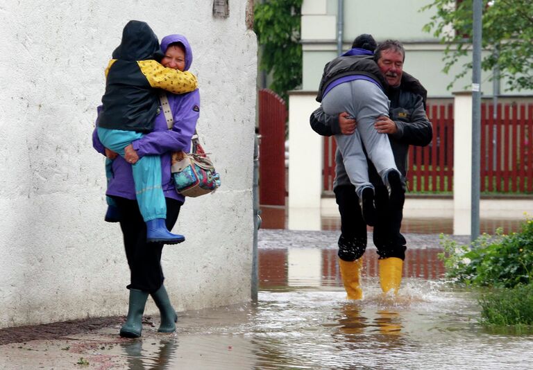 Люди на затопленных улицах Лейпцига, Германия