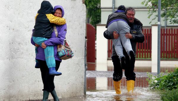 Люди на затопленных улицах Лейпцига, Германия