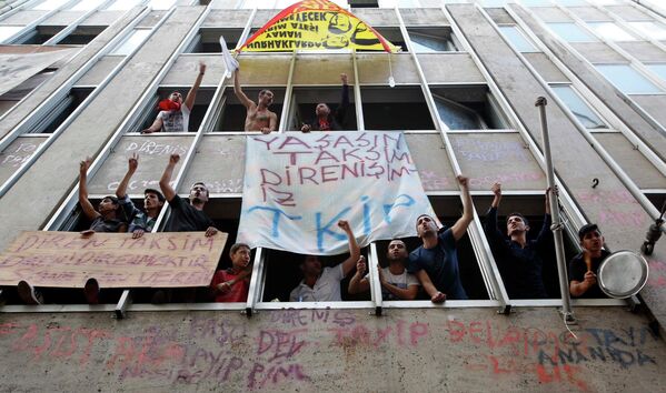 Участники демонстрации в Стамбуле, Турция