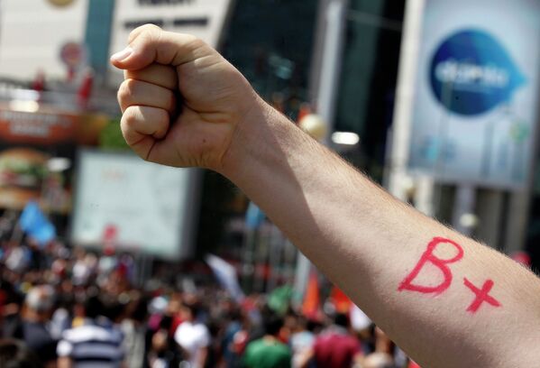 Участник демонстрации в Анкаре, Турция