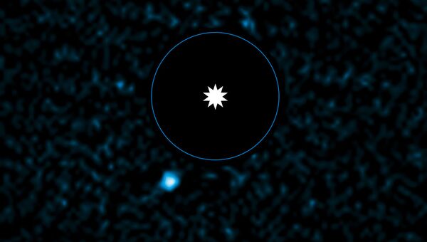 Яркая голубая точка - экзопланета-гигант в созвездии Киля