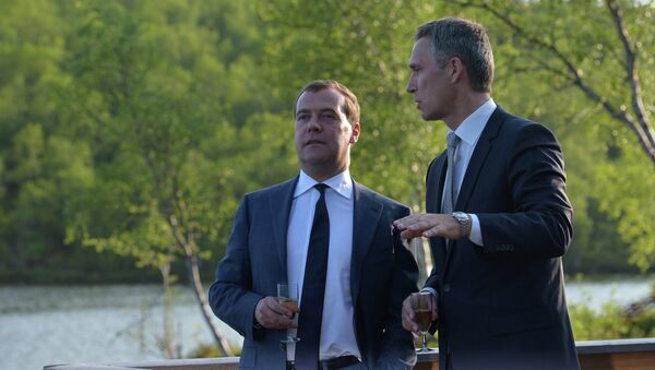 Председатель правительства РФ Дмитрий Медведев (слева) и премьер-министр Норвегии Йенс Столтенберг в Киркенесе