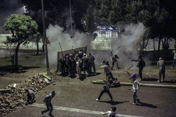 Протестующие во время столкновения с сотрудниками полиции в Стамбуле