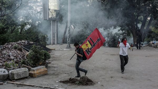 Протестующие во время столкновения с сотрудниками полиции  в Стамбуле