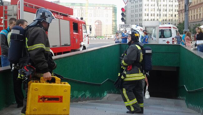 Пожарные расчеты возле станции метро Охотный ряд