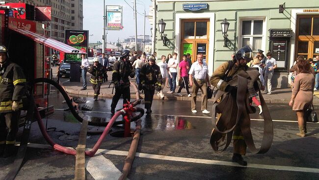 Пожарные расчеты возле станции метро Охотный ряд