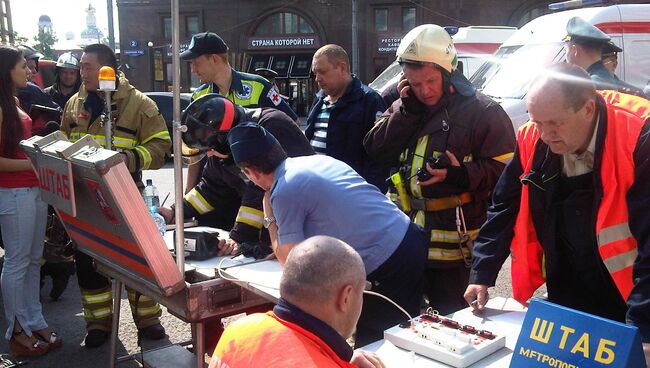 Работа оперативного штаба МЧС на месте пожара в Московском метрополитене