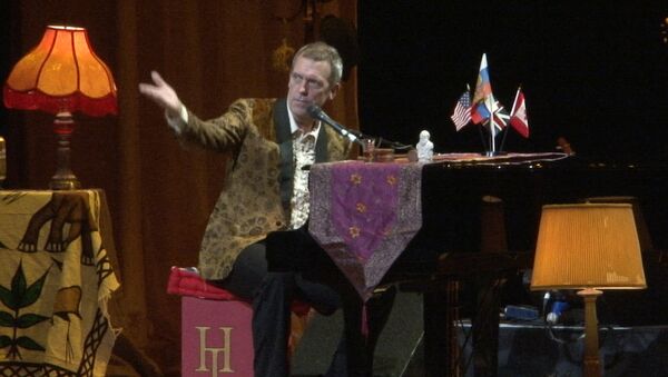 Шоу в винтажном стиле от Хью Лори: шутки, песни и игра на рояле в Кремле