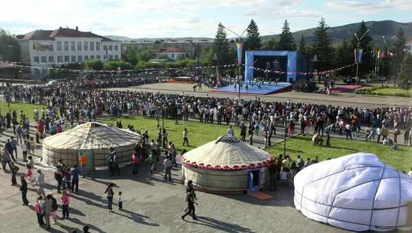 Зрители на праздничном концерте на площади Арата в Кызыле