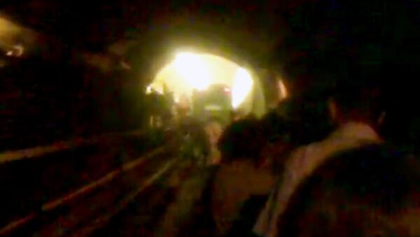 Москвичи гуськом пробирались по тоннелю метро к выходу из-за пожара
