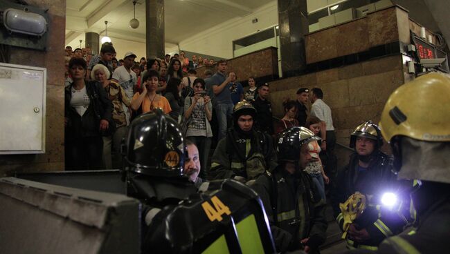 Эвакуация пассажиров со станции метро Библиотека имени Ленина
