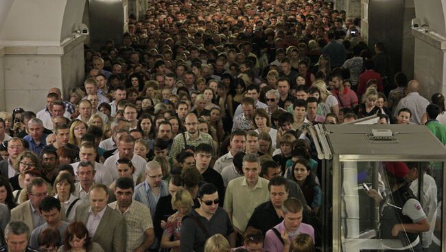 Пассажиры на станции метро Парк Культуры