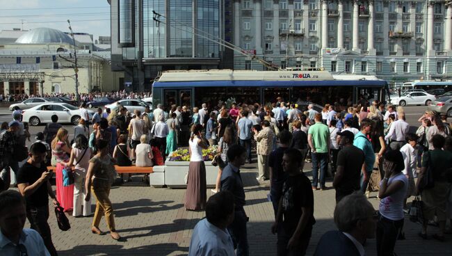 Жители города на автобусной остановке у станции метро Парк культуры