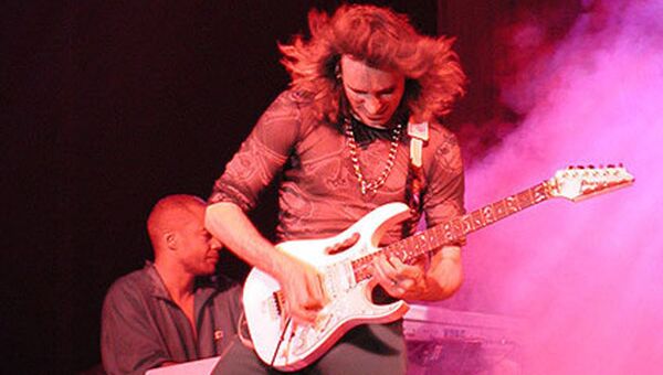 Американский соло-гитарист Стив Вай