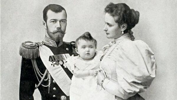 Император Николай II с императрицей Александрой Федоровной и дочерью Ольгой. Архивное фото