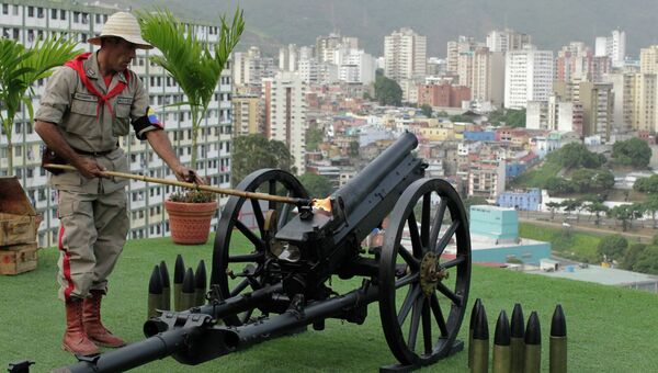 Подготовка к пушечному залпу в годовщину смерти Уго Чавеса в Каракасе