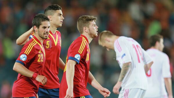 Футболисты сборной Испании радуется голу в ворота сборной России