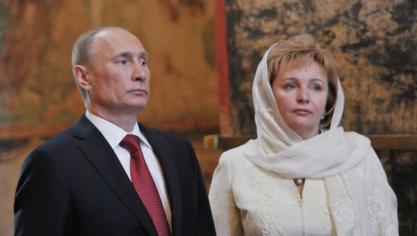 На фото: 7 мая 2012. Президент России Владимир Путин с супругой Людмилой после церемонии вступления в должность в Благовещенском соборе Кремля