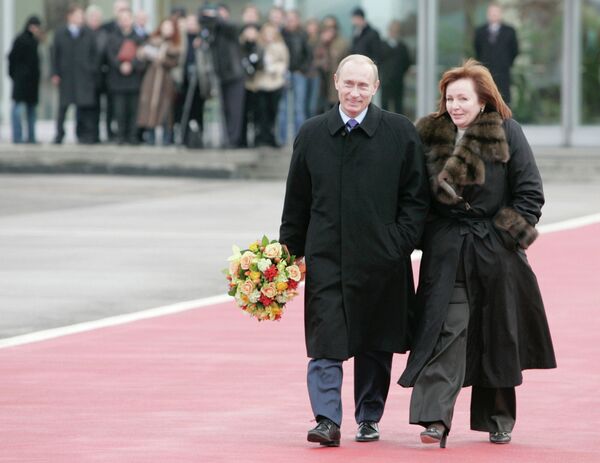 <br><br>На фото: 15 ноября 2006 года. Владимир Путин с супругой Людмилой Путиной во время встречи президента США в столичном аэропорту Внуково-2