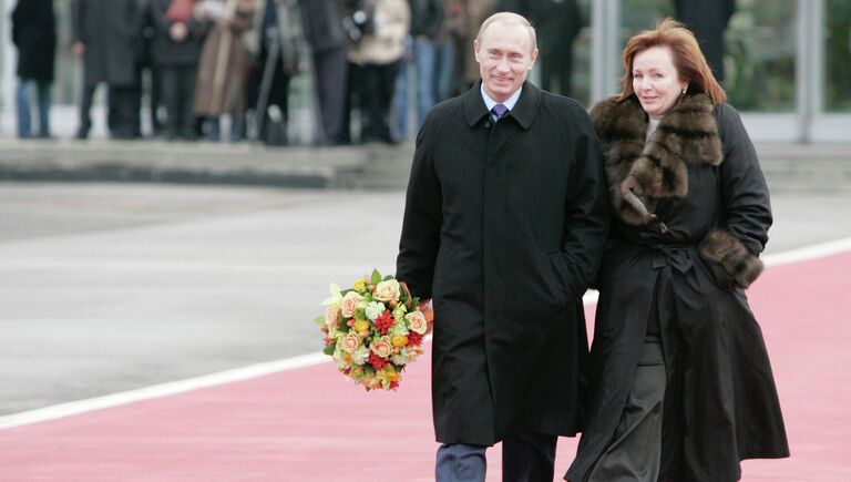 <br><br>На фото: 15 ноября 2006 года. Владимир Путин с супругой Людмилой Путиной во время встречи президента США в столичном аэропорту Внуково-2