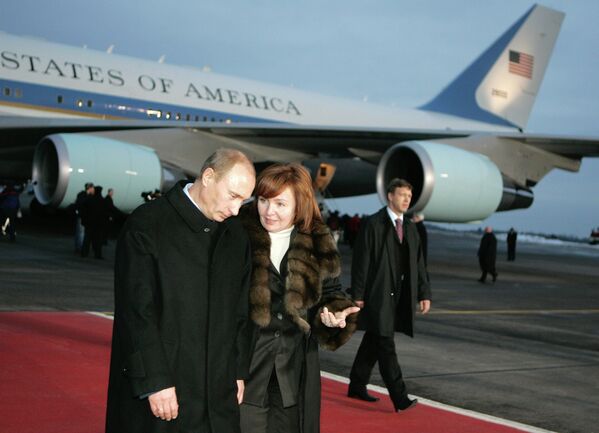 <br><br>На фото: 15 ноября 2006 года. Президент России Владимир Путин с супругой Людмилой Путиной после встречи с президентом США в столичном аэропорту Внуково-2