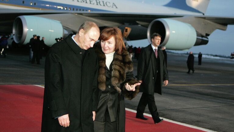 <br><br>На фото: 15 ноября 2006 года. Президент России Владимир Путин с супругой Людмилой Путиной после встречи с президентом США в столичном аэропорту Внуково-2