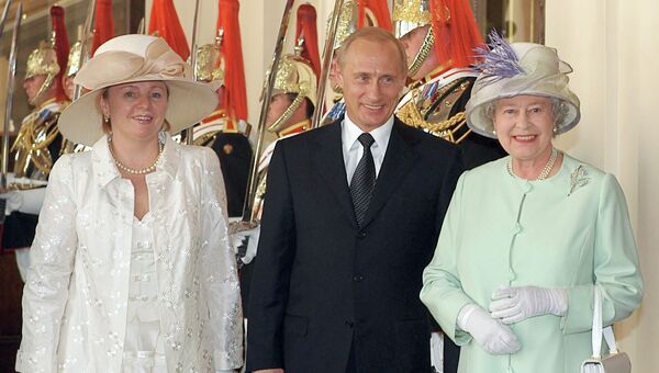 <br><br>На фото: 24 июня 2003 года. Королева Великобритании Елизавета Вторая, президент России Владимир Путин и его супруга Людмила на торжественной церемонии встречи главы российского государства у штаб-квартиры Королевского конно-гвардейского полка в Лондоне.