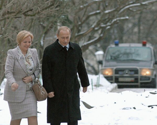 <br><br>На фото: 7 декабря 2003 года. Президент России Владимир Путин и его супруга Людмила на избирательном участке в день выборов депутатов в Госдуму и мэра Москвы
