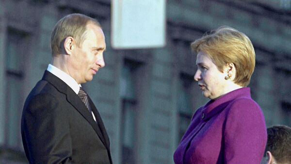<br><br>На фото: 26 мая 2002 года. Президент России Владимир Путин и его супруга Людмила в ожидании четы Бушей на набережной Робеспьера перед прогулкой по Санкт-Петербургу