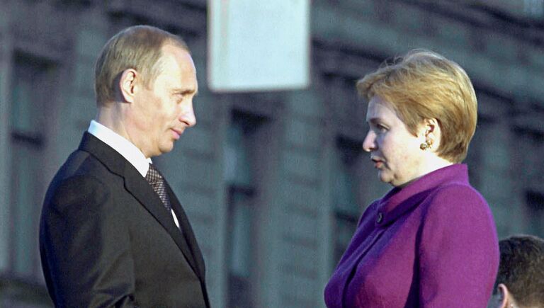 <br><br>На фото: 26 мая 2002 года. Президент России Владимир Путин и его супруга Людмила в ожидании четы Бушей на набережной Робеспьера перед прогулкой по Санкт-Петербургу