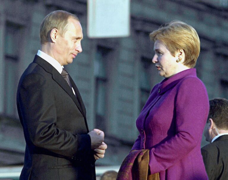 <br><br>На фото: 26 мая 2002 года. Президент России Владимир Путин и его супруга Людмила в ожидании четы Бушей на набережной Робеспьера перед прогулкой по Санкт-Петербургу