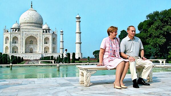 <br><br>На фото: 5 октября 2000 года. Президент РФ Владимир Путин и его супруга Людмила в городе Агра во время визита в Индию