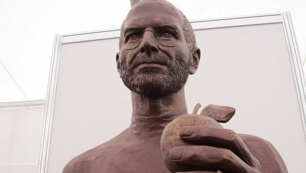 Скульптура Стива Джобса появилась в думе Томска