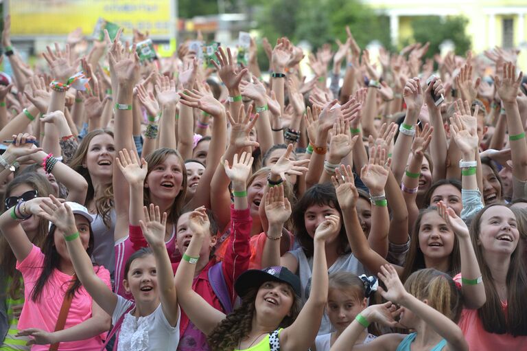 Участники Флеш-моба танцуют Gangnam Style перед центральным входом в СК Олимпийский