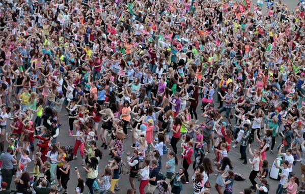 Участники Флеш-моба танцуют Gangnam Style перед центральным входом в СК Олимпийский
