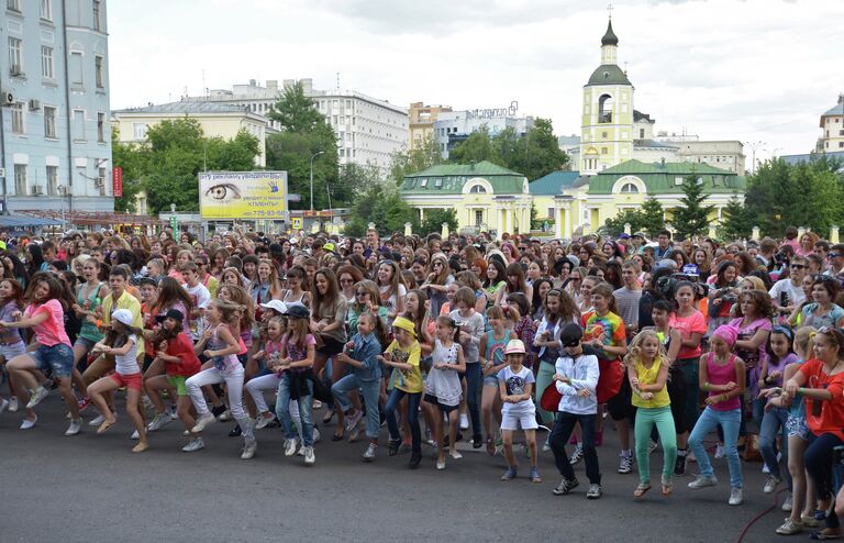 Участники Флеш-моба танцуют Gangnam Style перед центральным входом в СК Олимпийский