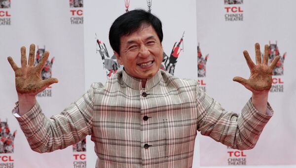 Джеки Чан оставил отпечатки рук у Китайского театра Граумана в Голливуде