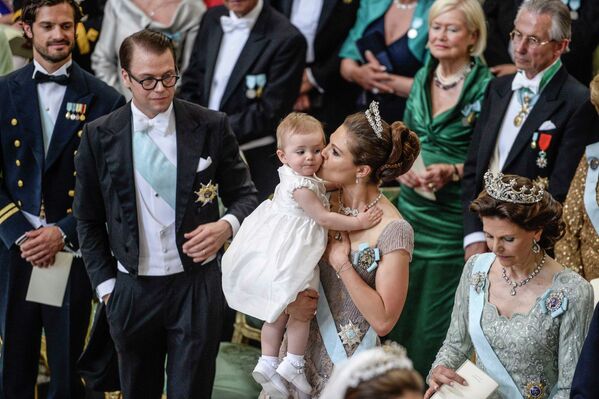 Герцог Вестергётландский Даниэль Вестлинг и его жена, шведская кронпринцесса Виктория с дочерью Эстель