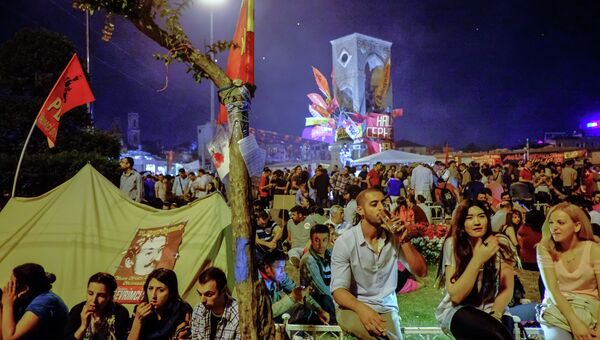 Митингующие на площади Таксим в Стамбуле