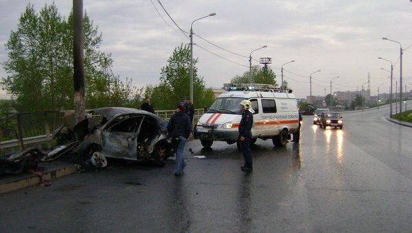 Иномарка врезалась в столб в Томске и загорелась, двое погибли