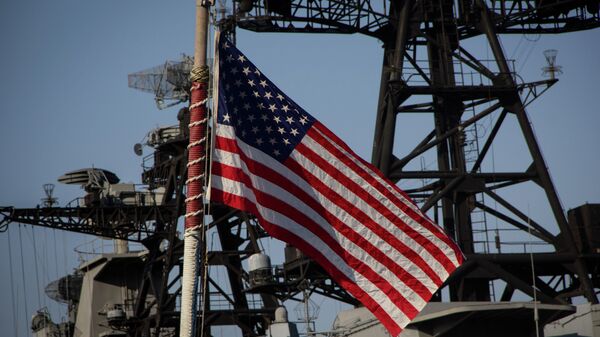 Американский флаг на военном судне. Архивное фото