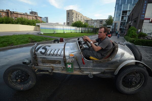 В Новосибирск прибыли раритетные авто ралли Пекин – Париж